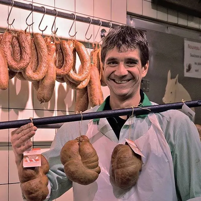 Olivier Weber avec ses saucissons artisanaux